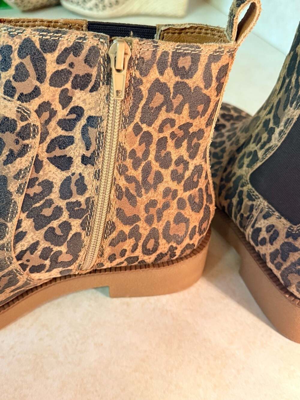 Lucky Brand RESSY Leopard Print Leather Chelsea Block Heel Ankle Boots Size 8.5M - Picture 3 of 6
